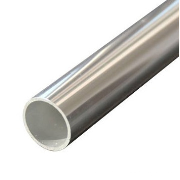 Polissage des tubes en aluminium pour les jambes de table